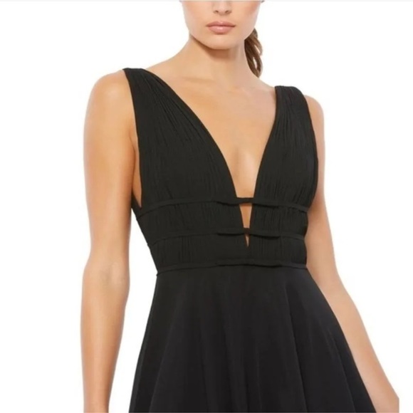 MAC DUGGAL PLUNGE V-NECK CHIFFON
BLACK BALL-GOWN  sz2  $499 - Picture 3 of 4